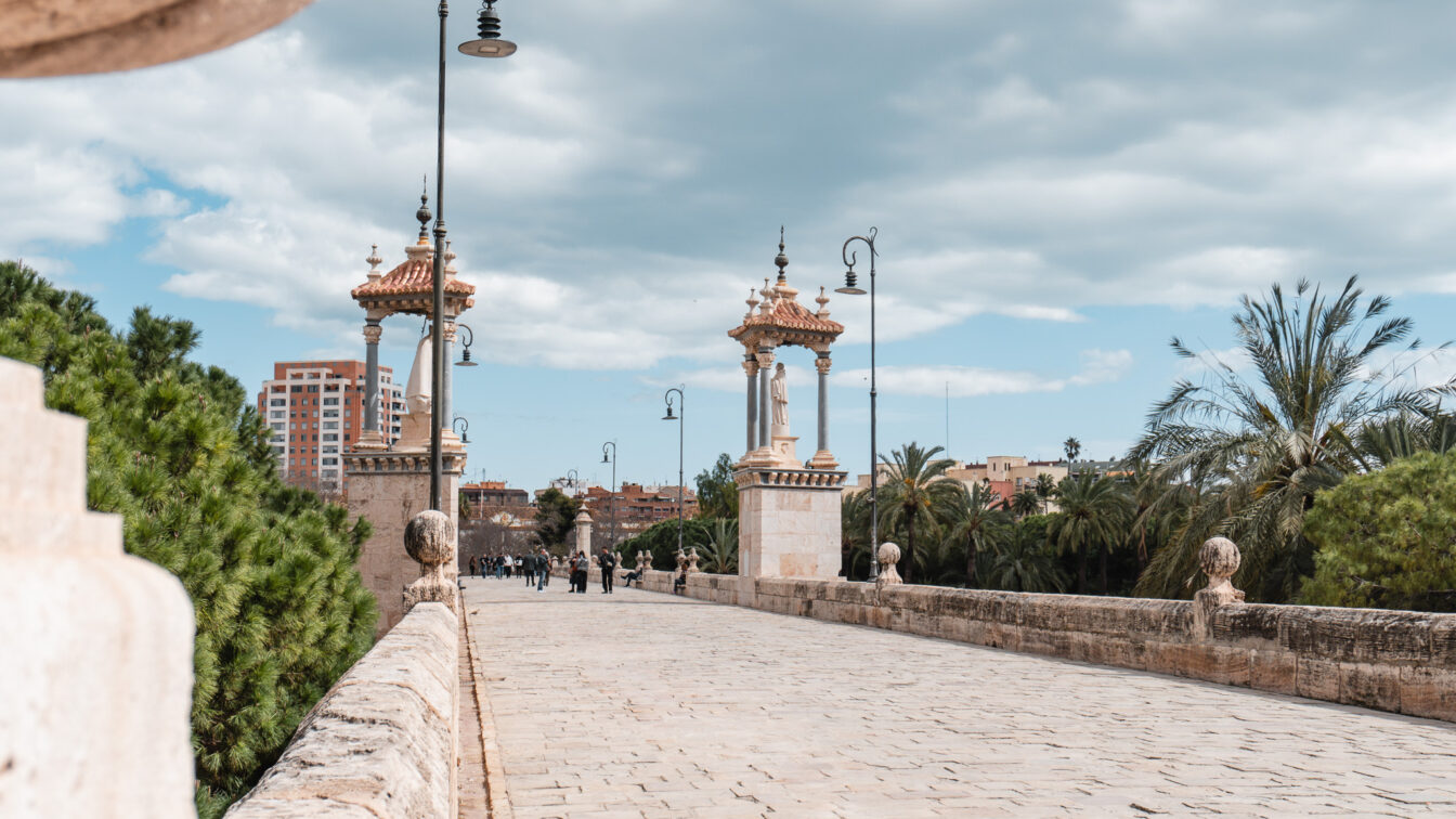 Der Blick über die Pont de la Mar von der Altstadt Valencias aus.