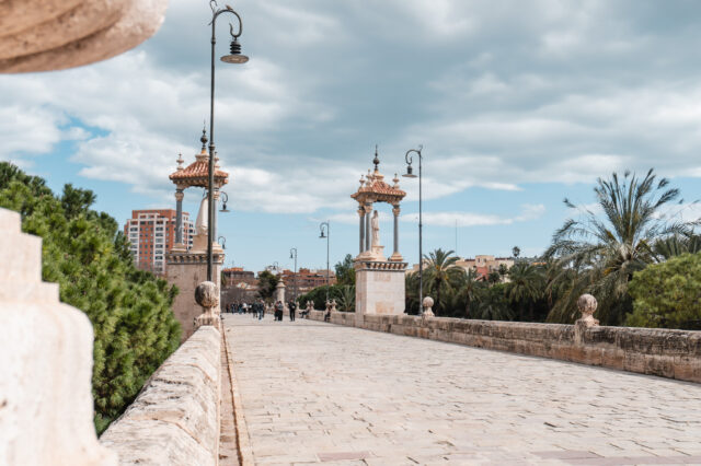 Der Blick über die Pont de la Mar von der Altstadt Valencias aus.