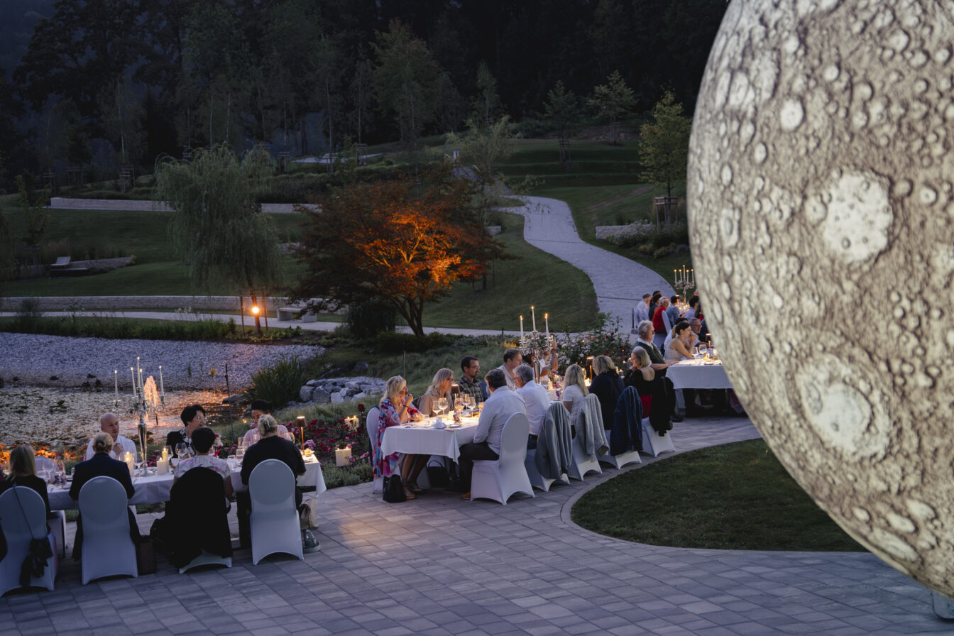 Dinner bei Nacht mit beleuchteten Tischen
