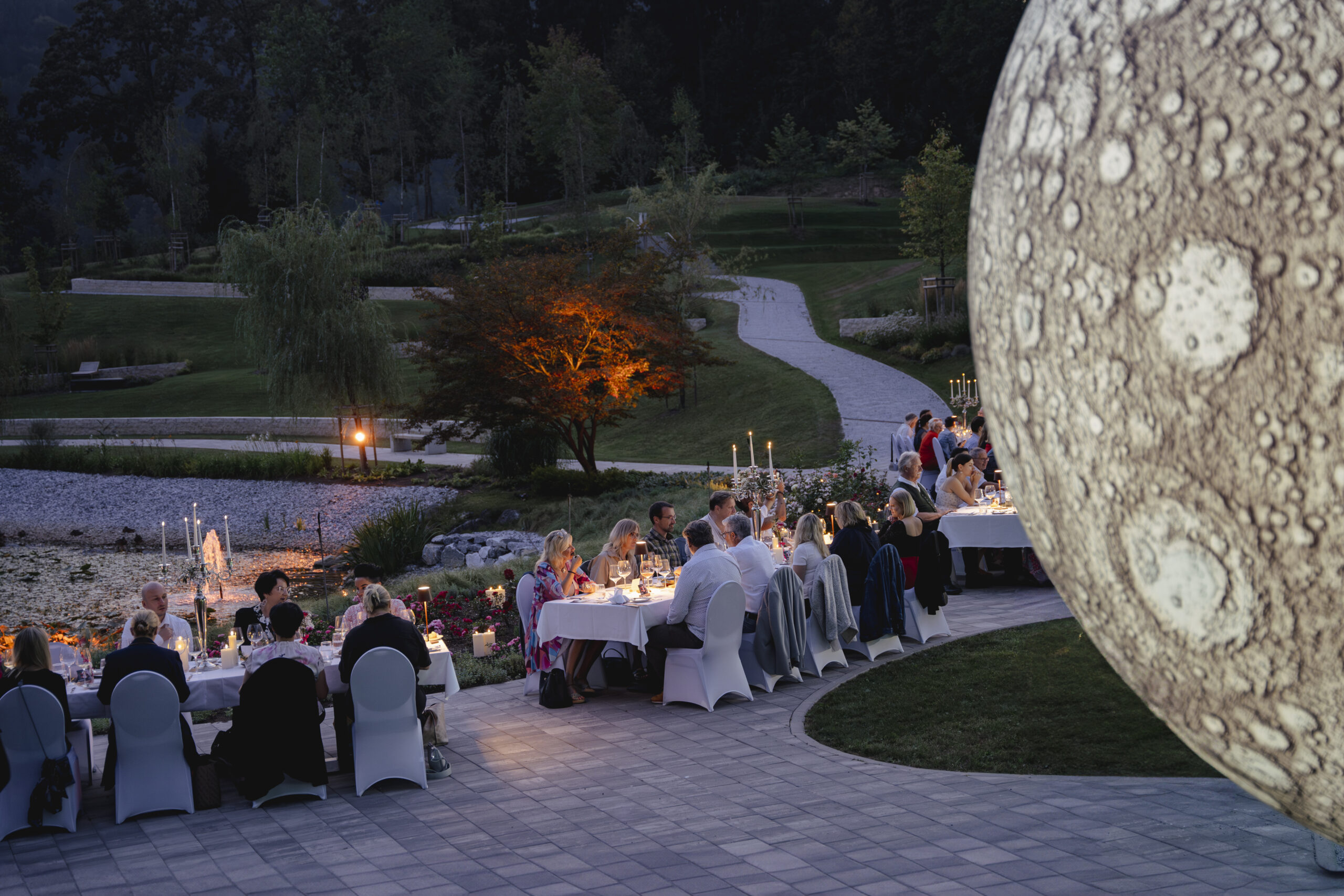 Dinner bei Nacht mit beleuchteten Tischen