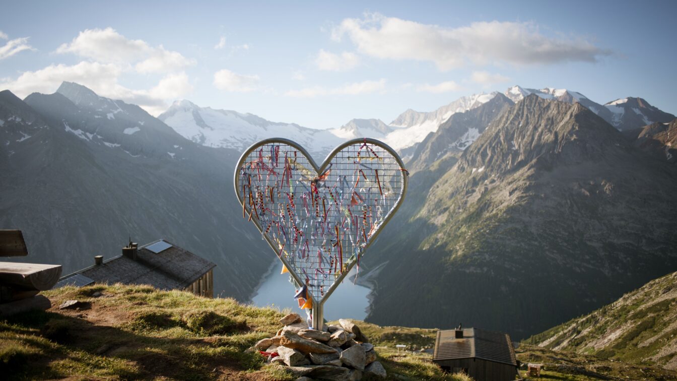 Blick von der Olperer Hütte im Zilltertal, Tirol mit Herzfigur