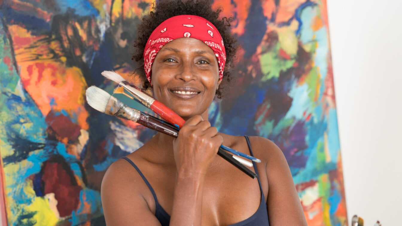 Waris Dirie vor einer künstlerischen Leinwand