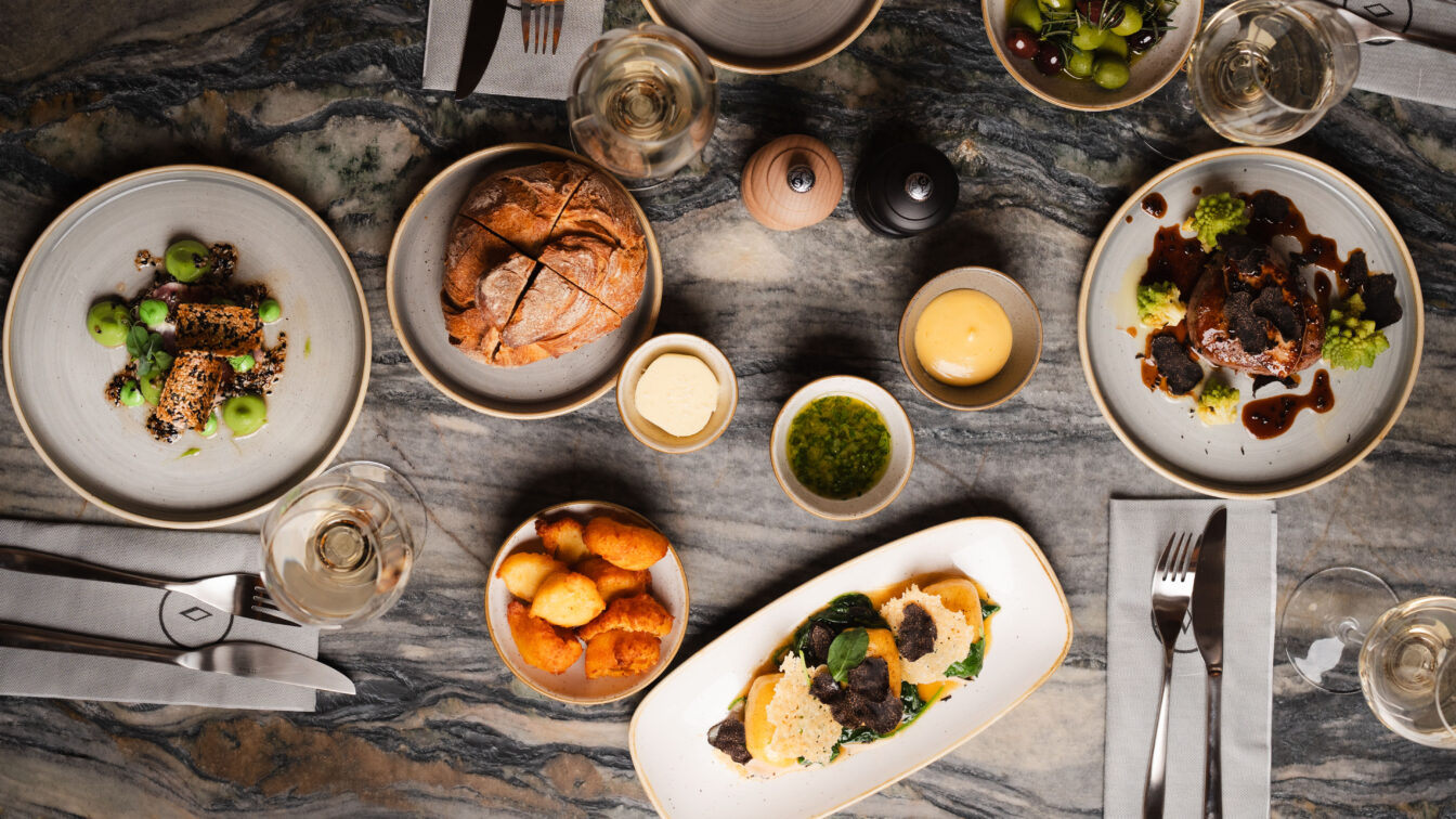 gedeckter Tisch mit Speisen im Kleinod am Ring