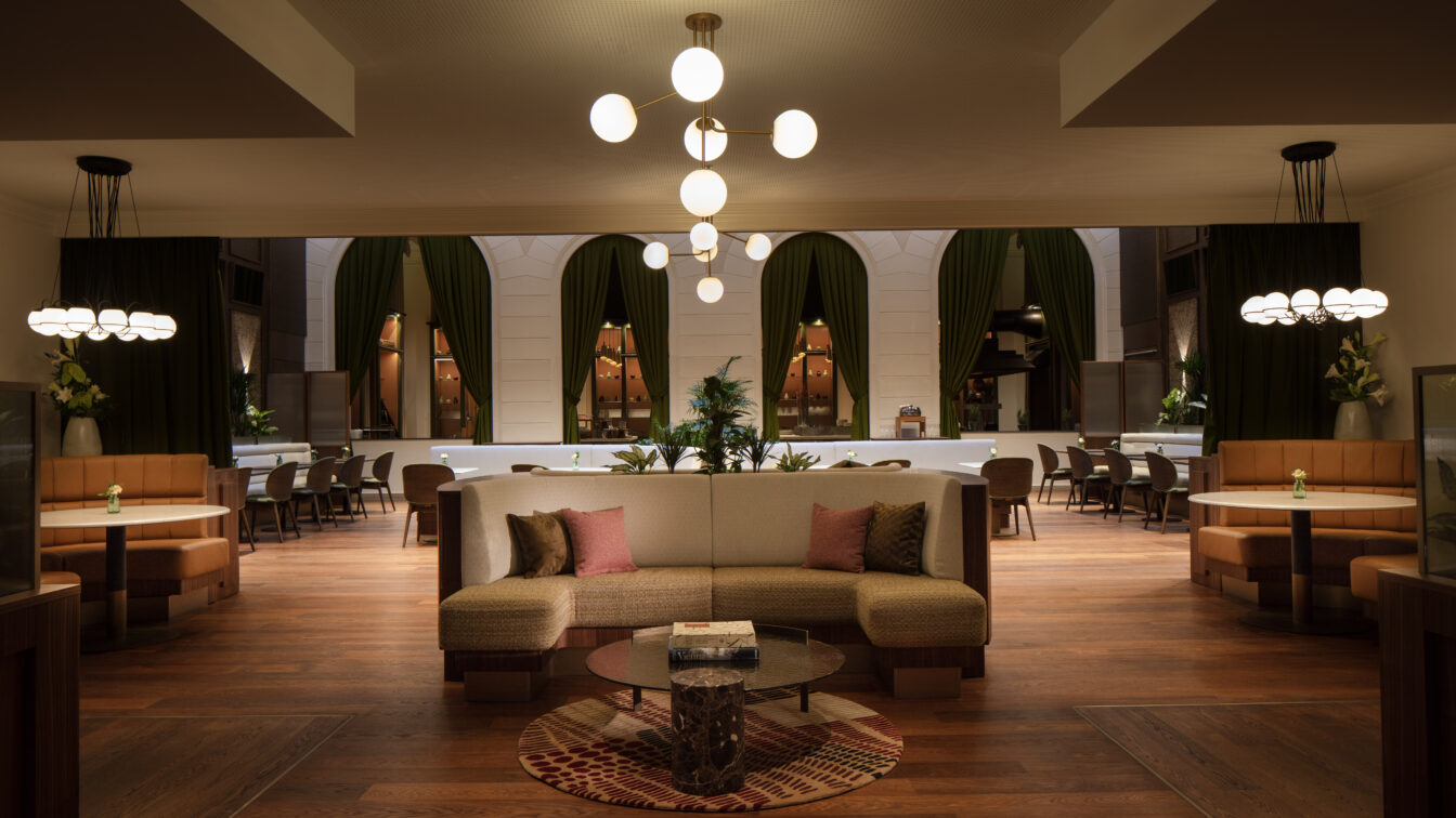 Blick in den Restaurant-Bereich der Brasserie Sophie im Anantara Palais Hansen Vienna