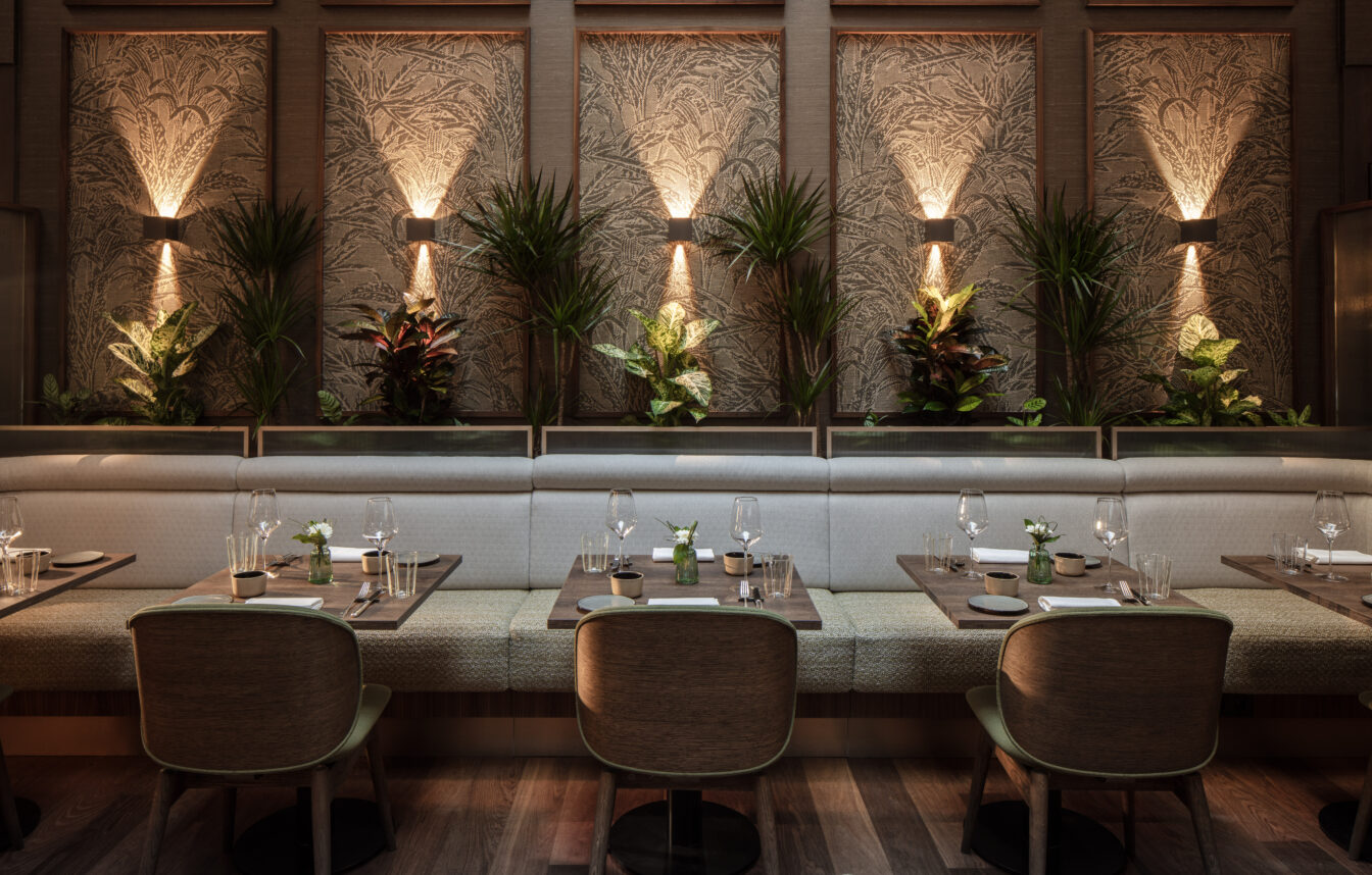 gedeckte Tische in der Brasserie Sophie im Anantara Palais Hansen Vienna