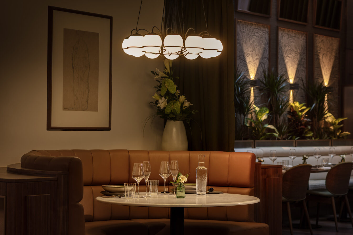 gedeckter Tisch in der Brasserie Sophie im Anantara Palais Hansen Vienna