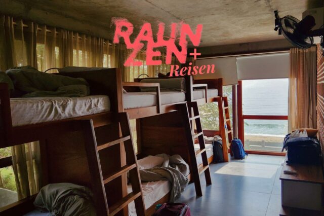 Mehrbettzimmer in einem Hostel mit Hochbetten aus Holz, Tageslicht durch große Fenster mit Meerblick, Vorhänge sorgen für Privatsphäre. Rucksäcke und Gepäck deuten auf reisende Gäste hin. An der Wand ist der Schriftzug ‚RauhnZEN + Reisen‘ eingeblendet – Symbol für digitales Arbeiten oder kreative Auszeit unterwegs