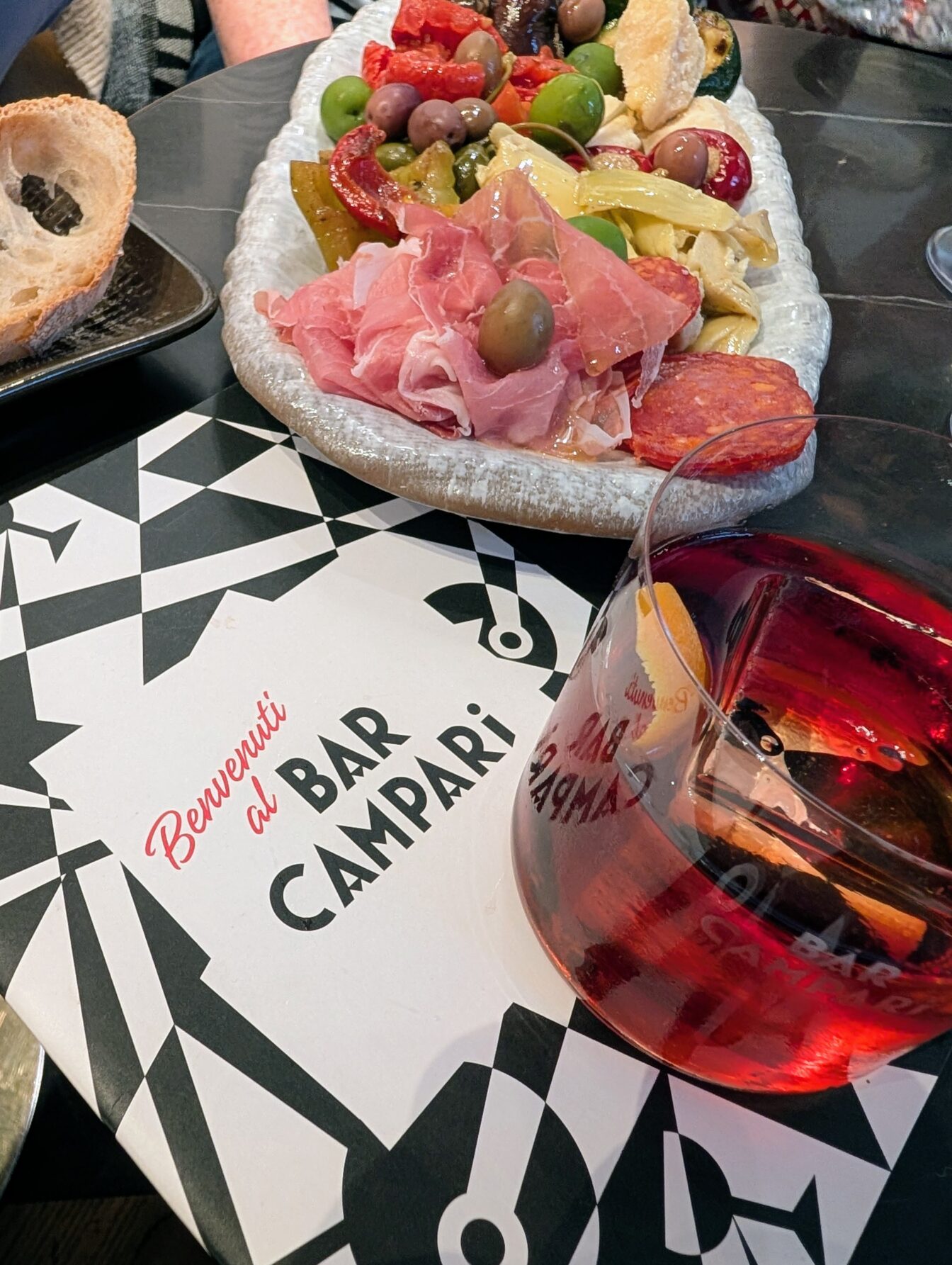 Aperitivo und Antipasti in der Bar Campari in Wien