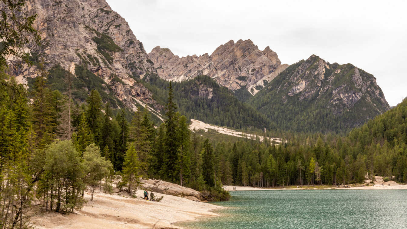 Idyllischer Bergsee inmitten der Alpen mit türkisblauem Wasser und dichten Wäldern – perfektes Naturparadies und eines der besten Reiseziele im Juni für Wanderungen, Erholung und Outdoor-Abenteuer