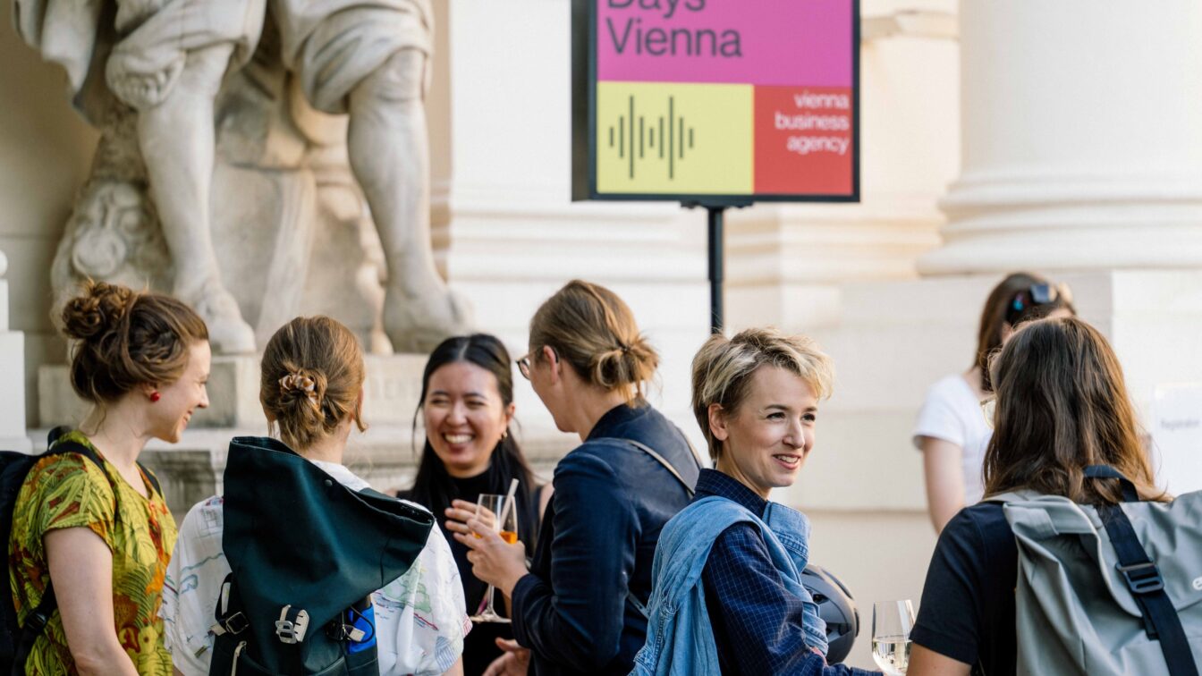 Sieben Frauen vor dem Eingang des Events "Creative Days Vienna" in Wien.