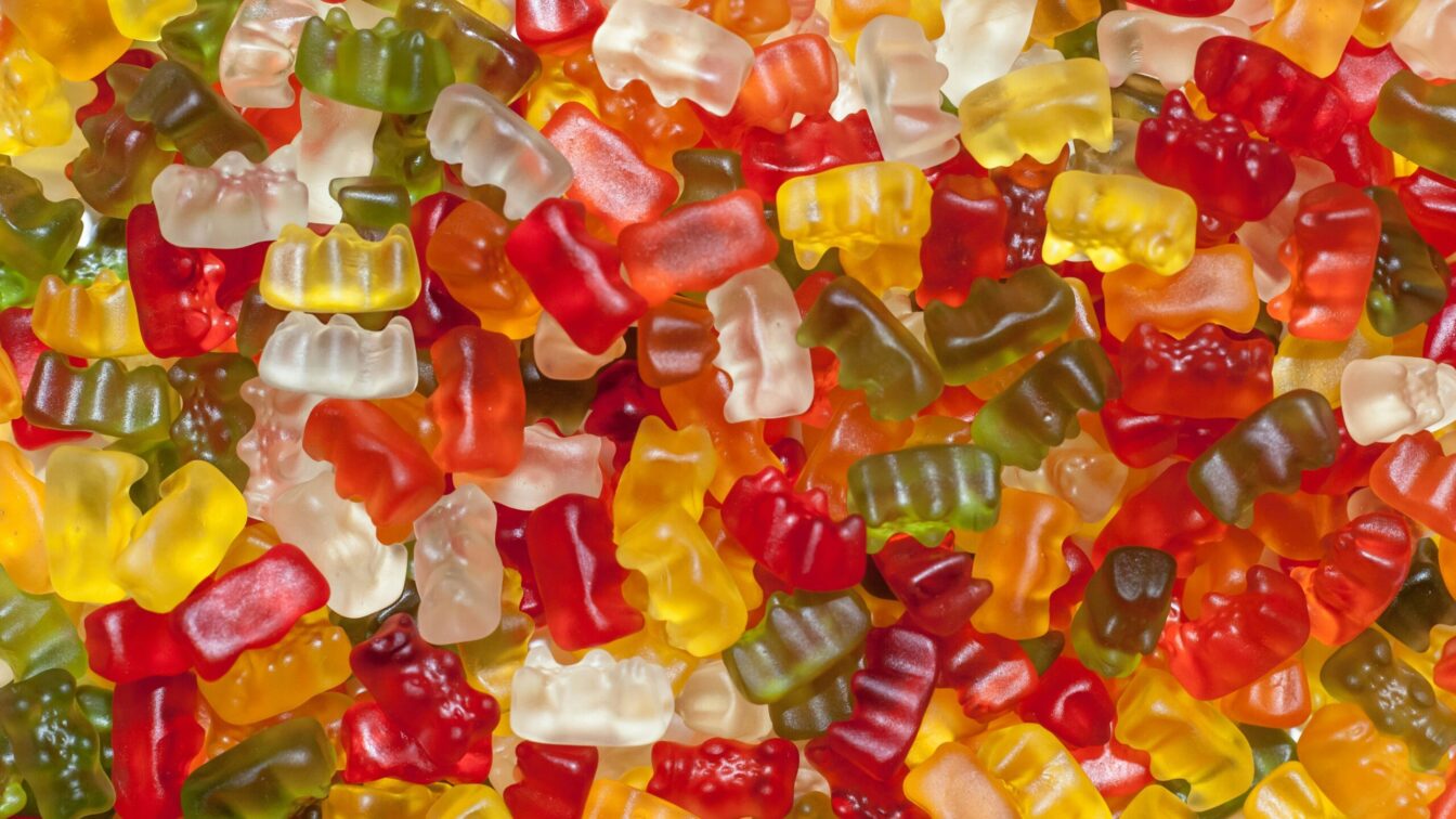 Eine große Mischung Haribo Goldbären auf einem Haufen.