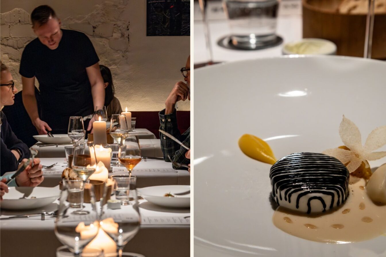 Links eine Szene im Kerzenlicht mit mehreren Gästen an einem langen Tisch, die gespannt dem Service zuhören. Rechts ein modernes Dessert: ein glänzend glasiertes, rundes Törtchen mit schwarz-weißen Streifen, daneben helles Eis, eine Tupfer Creme und knusprige Dekoelemente – auf einem minimalistischen weißen Teller.