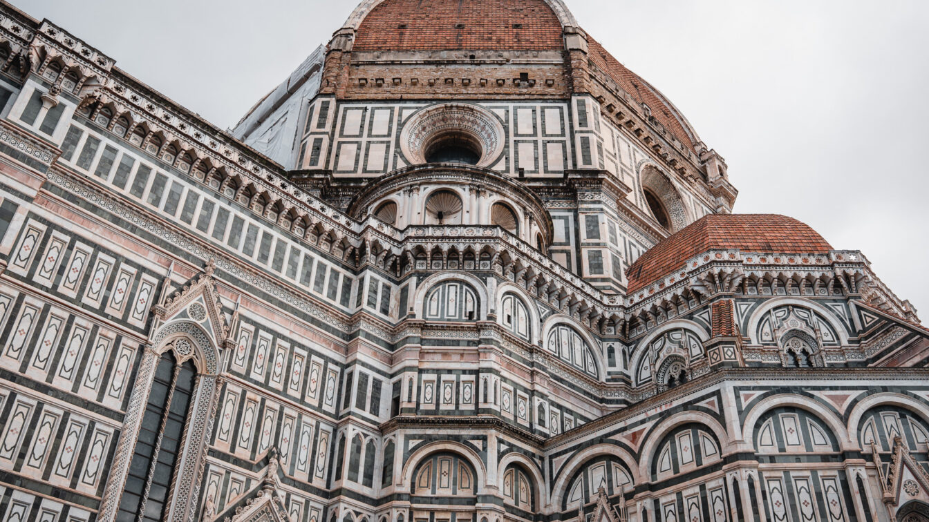 Die Kathedrale Santa Maria del Fiore von Florenz aus der Froschperspektive.