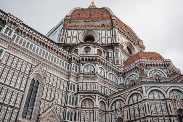 Die Kathedrale Santa Maria del Fiore von Florenz aus der Froschperspektive.