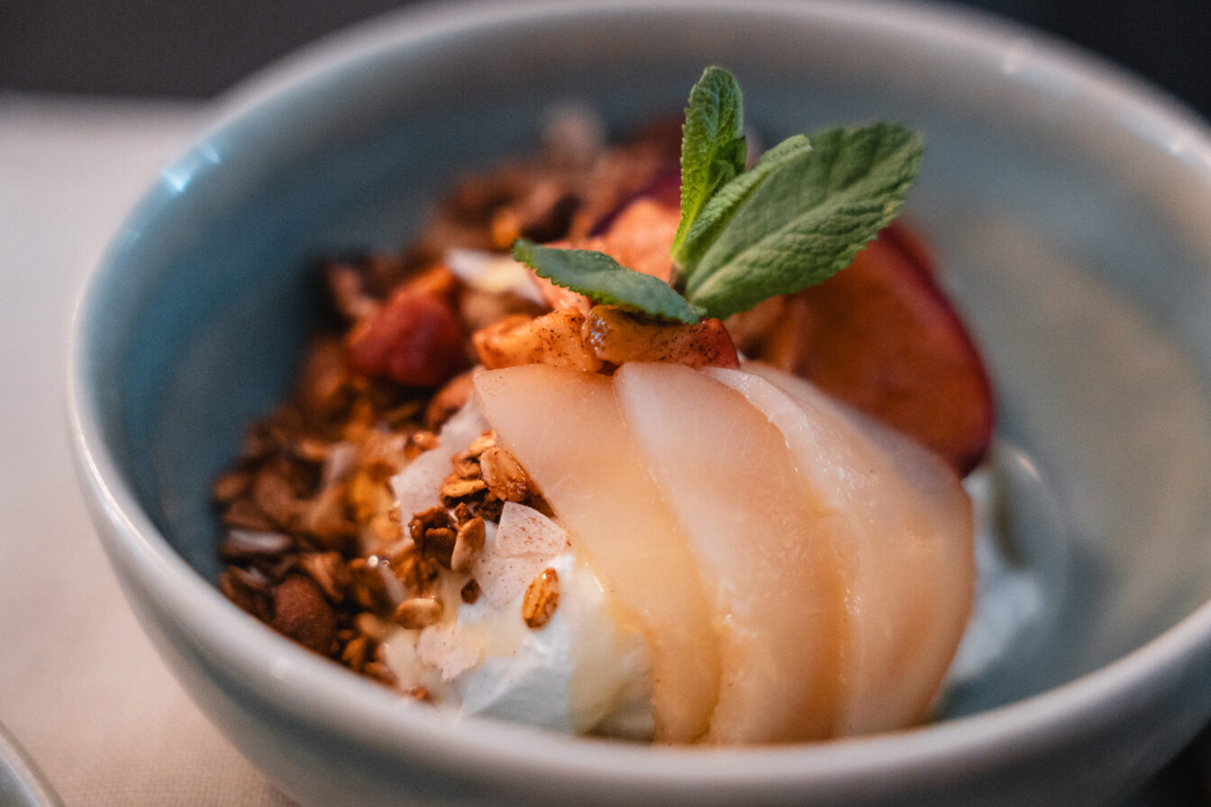 Griechischer Joghurt mit Obst und Granola.