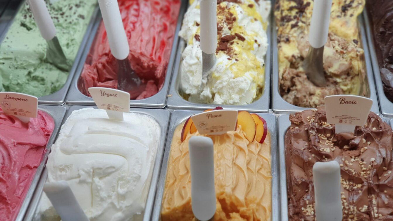 Blick in eine gefüllte Eis-Vitrine