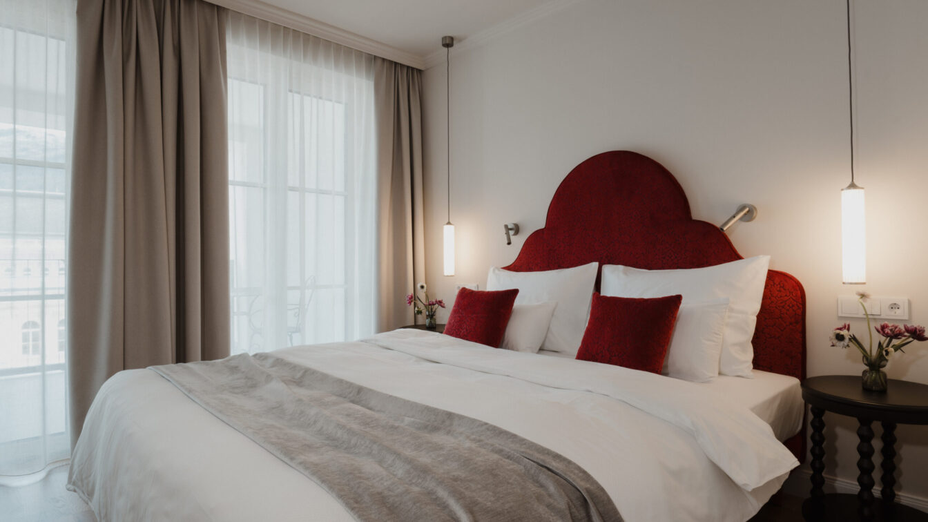 Ein gemachtes Bett im Hotel Grand Elisabeth.