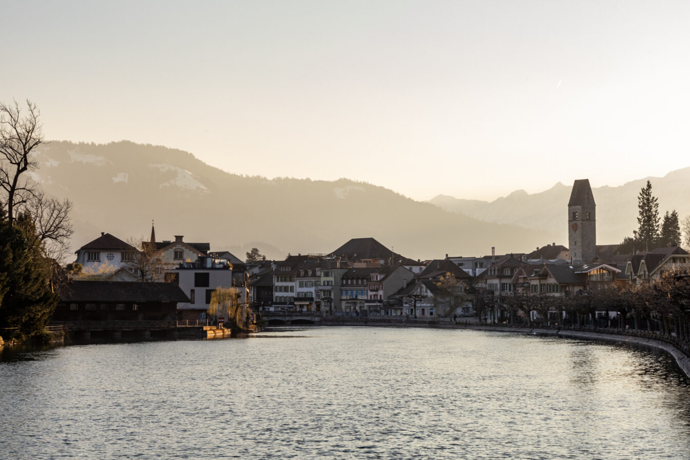 Abendstimmung in Interlaken, Schweiz, mit Blick auf die historische Altstadt und umliegende Alpenberge