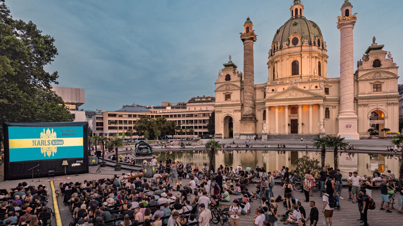 Blick auf das sommerliche Karlskino am Karlsplatz, daneben die Karlskirche