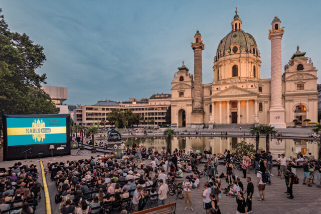 Blick auf das sommerliche Karlskino am Karlsplatz, daneben die Karlskirche