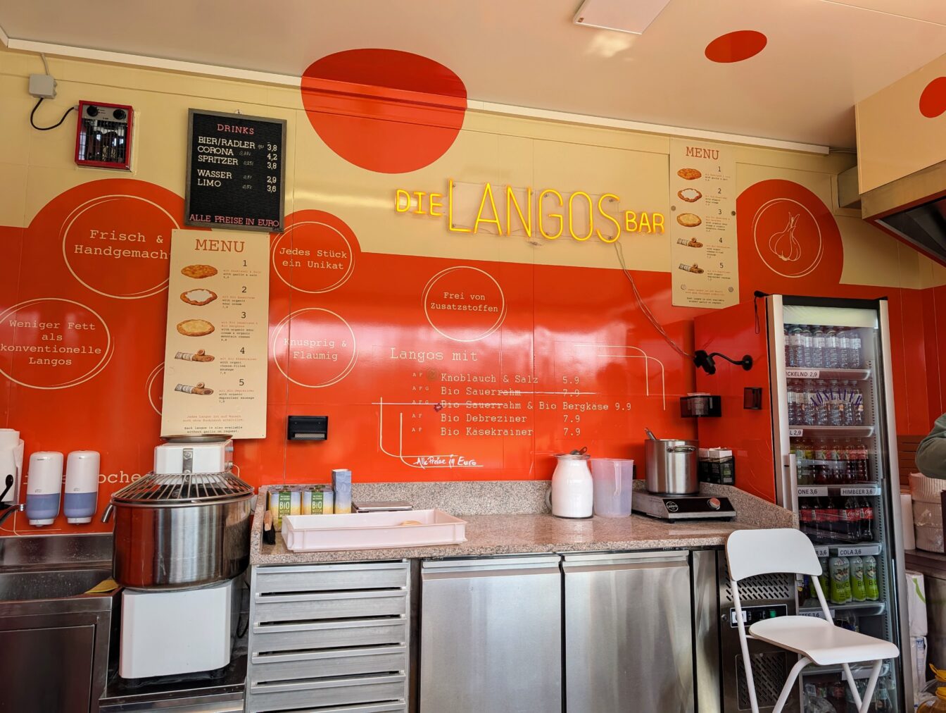 Blick in den Foodtruck der Langos Bar im Wiener Prater