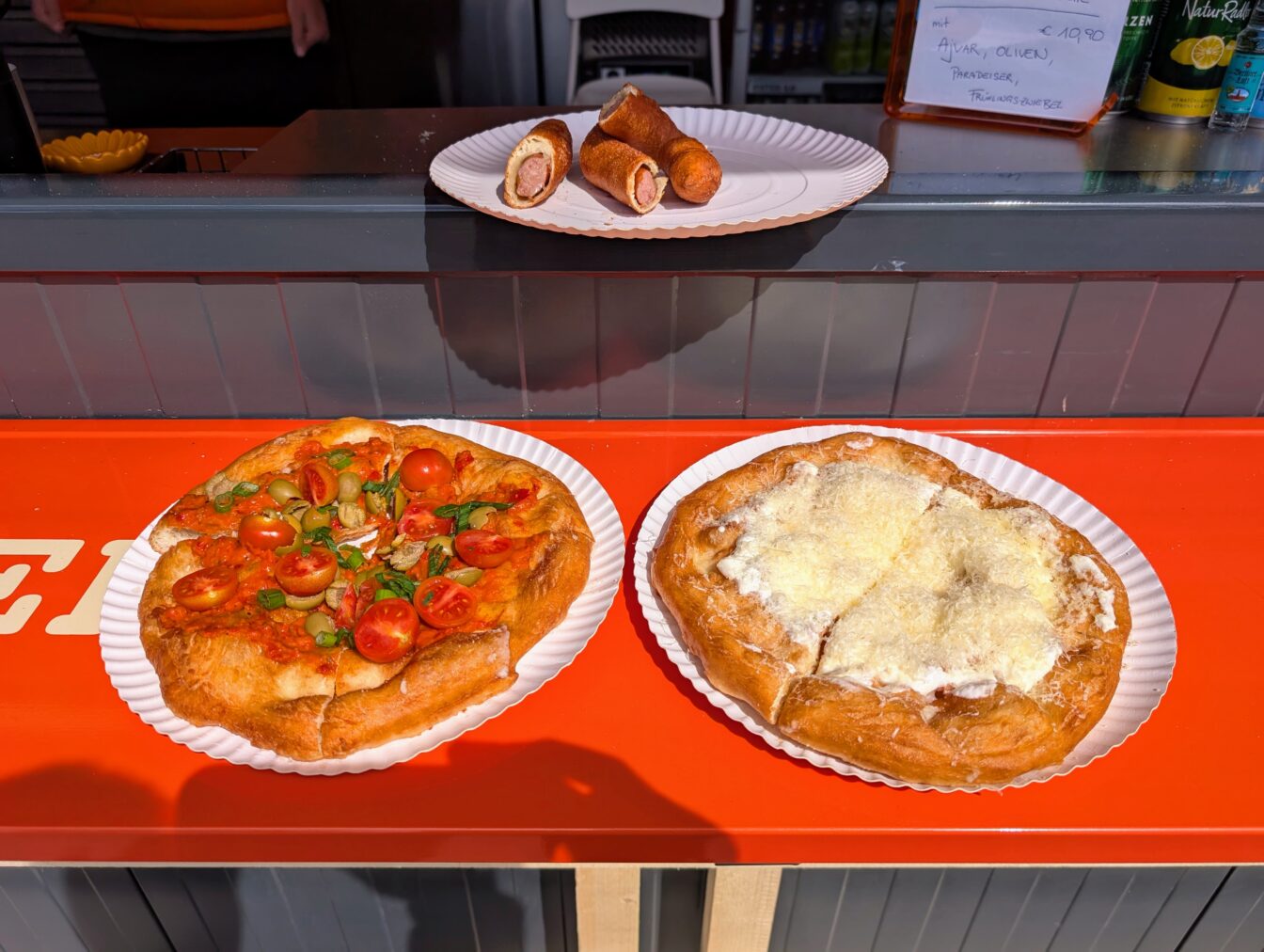 Langos-Variationen von der Langos Bar im Wiener Prater