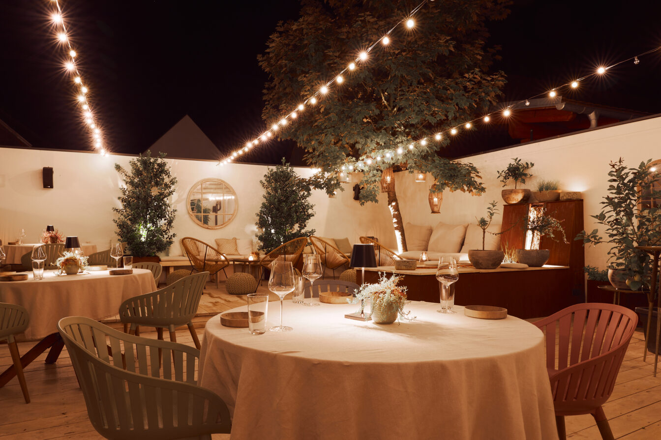 Der schön beleuchtete Innenhof im Lieperts am Abend.