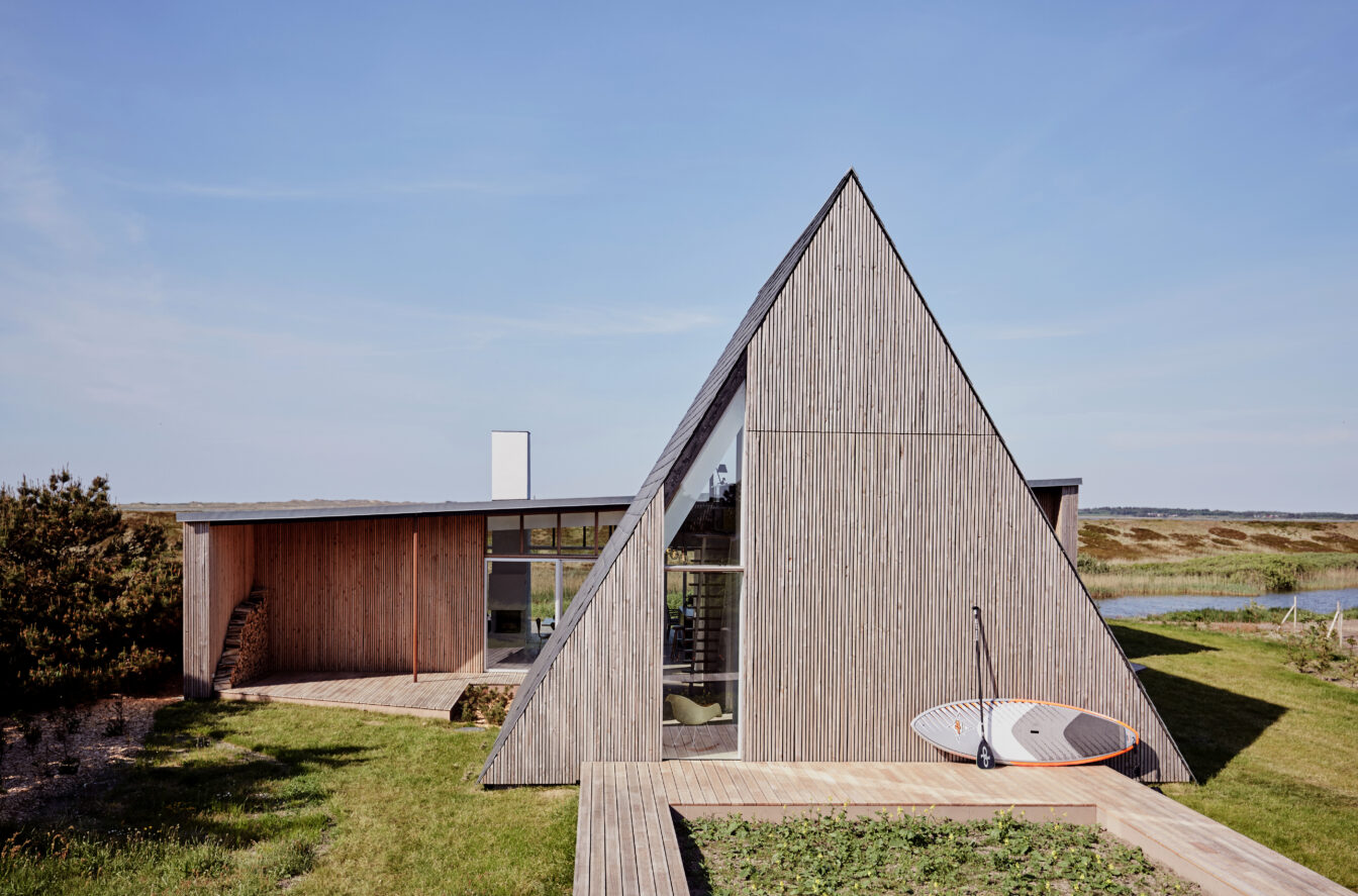 Das pyramidenförmige Light House an der Küste Dänemarks ist eine nachhaltige Unterkunft.