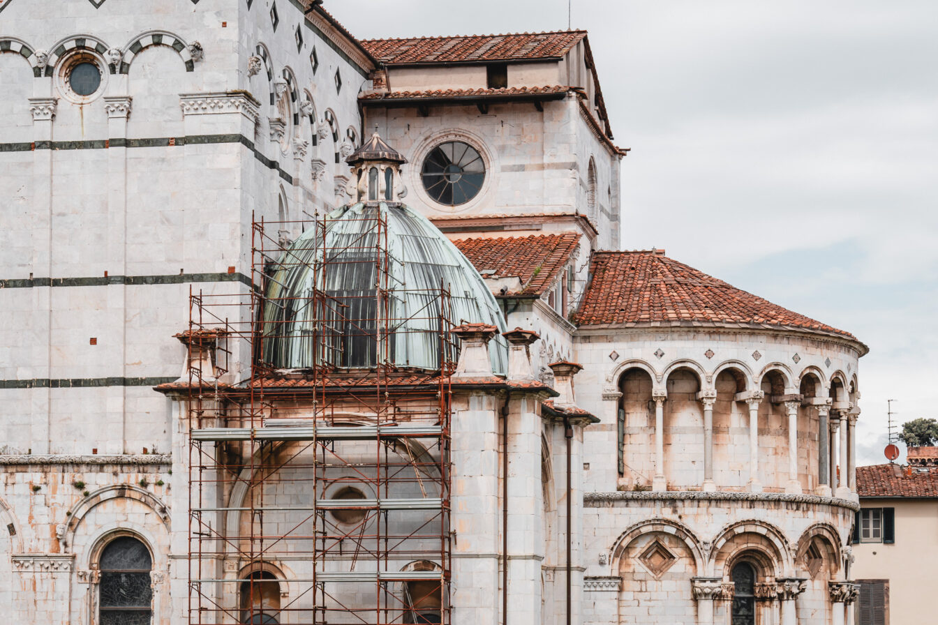 Details einer Kirche in Lucca, in der Toskana.