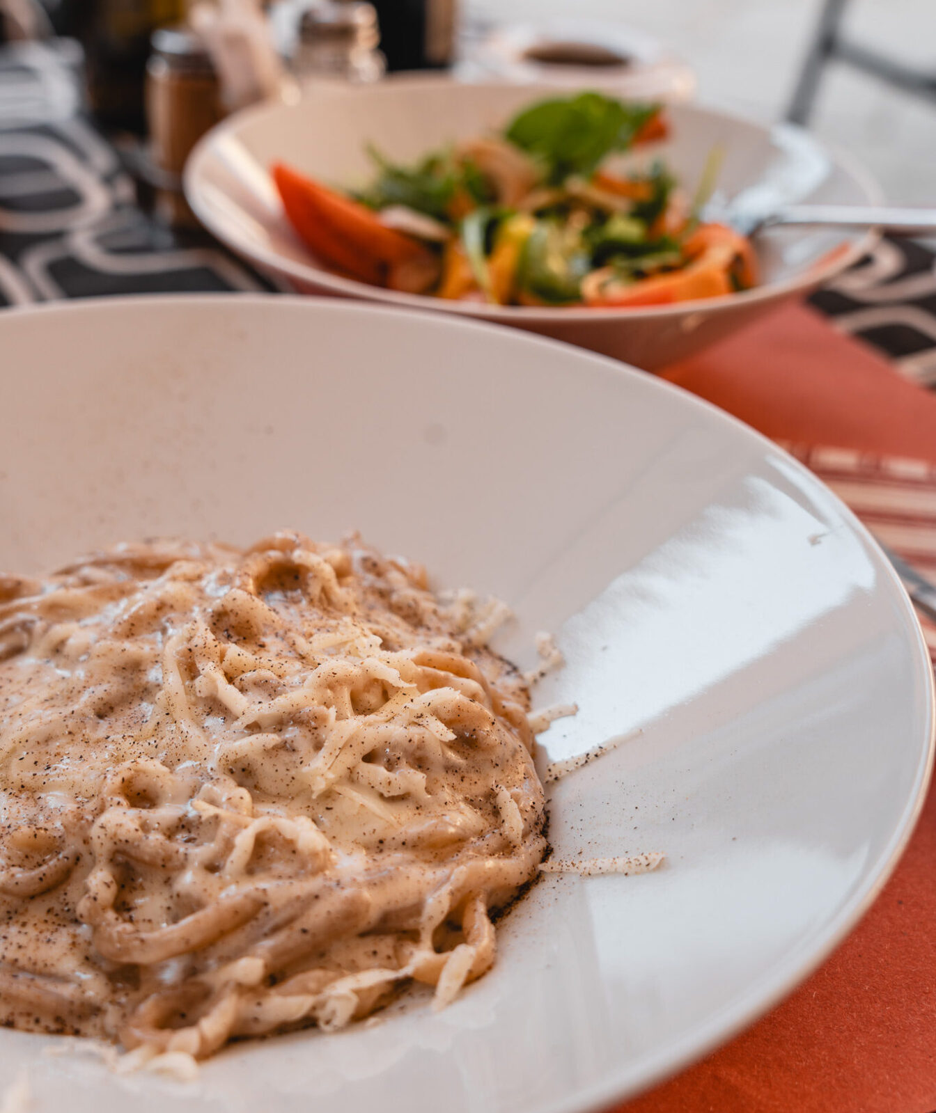 Ein Teller Pici Cacio e Pepe im Blend Restaurant in Lucca.