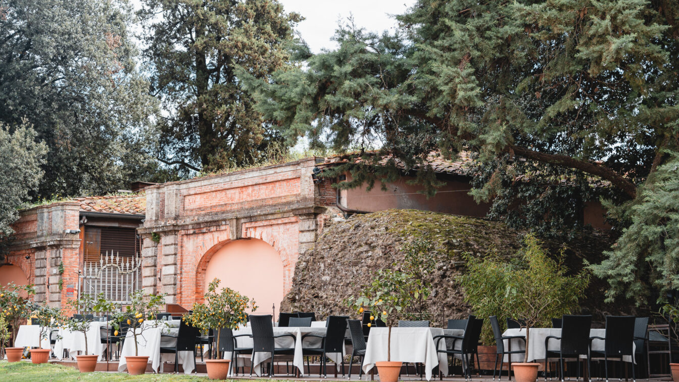 Das Ristorante cocktail bar San Colombano in Lucca an der Stadtmauer.