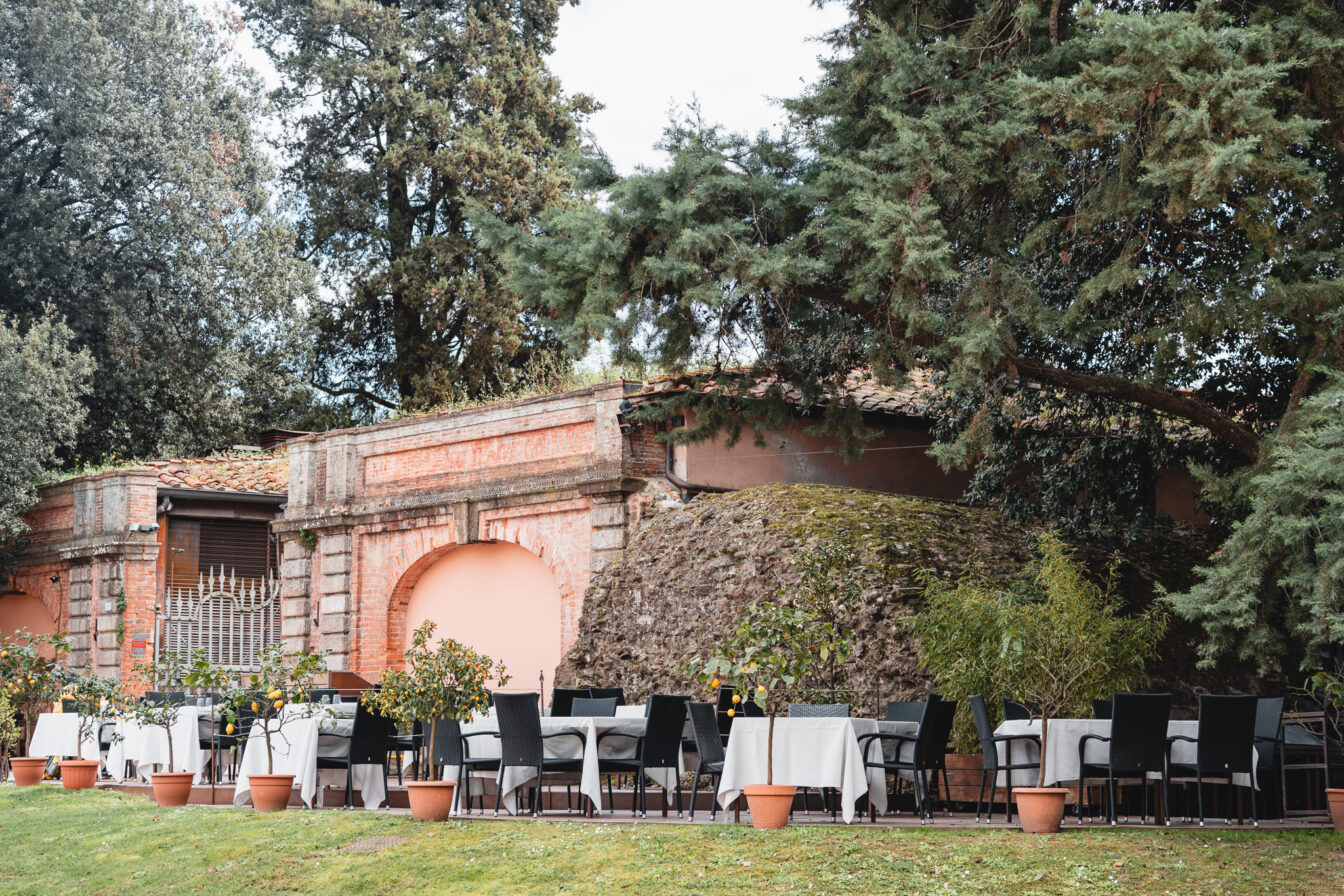 Das Ristorante cocktail bar San Colombano in Lucca an der Stadtmauer.