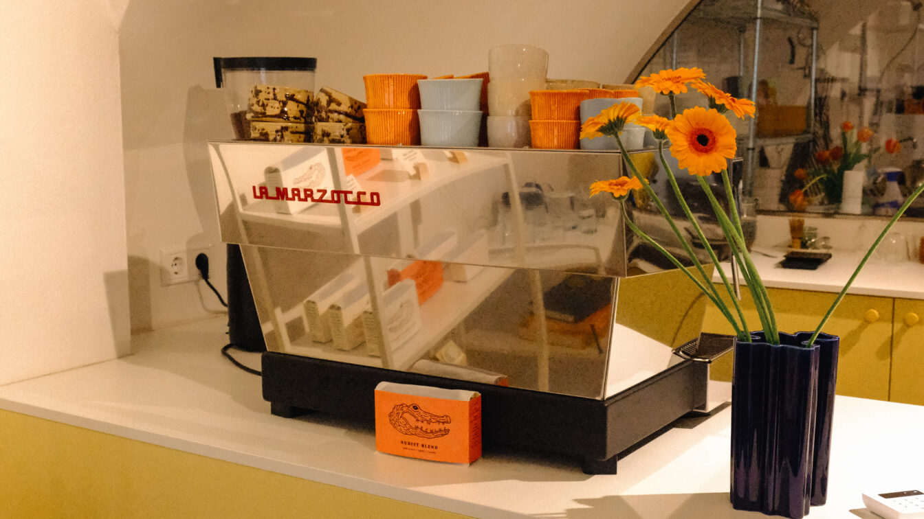 Ma Makers Salzburg Kaffeemaschine und Theke mit Kaffeetassen und Blumenvase