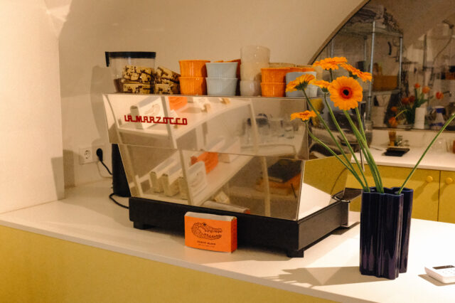 Ma Makers Salzburg Kaffeemaschine und Theke mit Kaffeetassen und Blumenvase