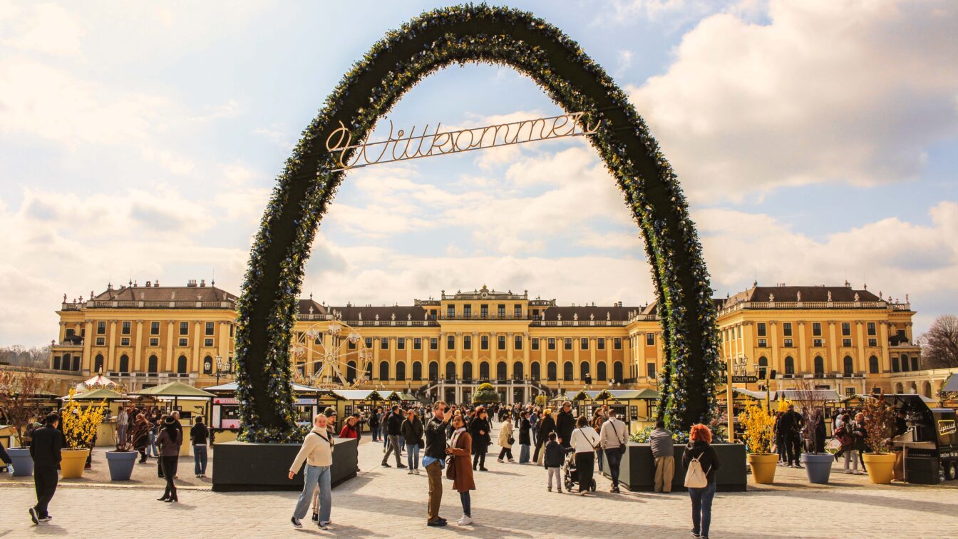 der Ostermarkt vor dem Schloss Schönbrunn in Wien