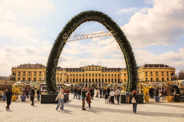 der Ostermarkt vor dem Schloss Schönbrunn in Wien
