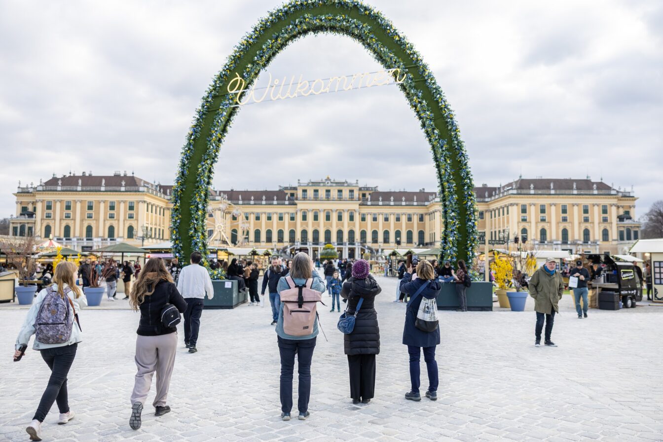 Blick auf das Osterportal beim Ostermarkt Schönbrunn in Wien
