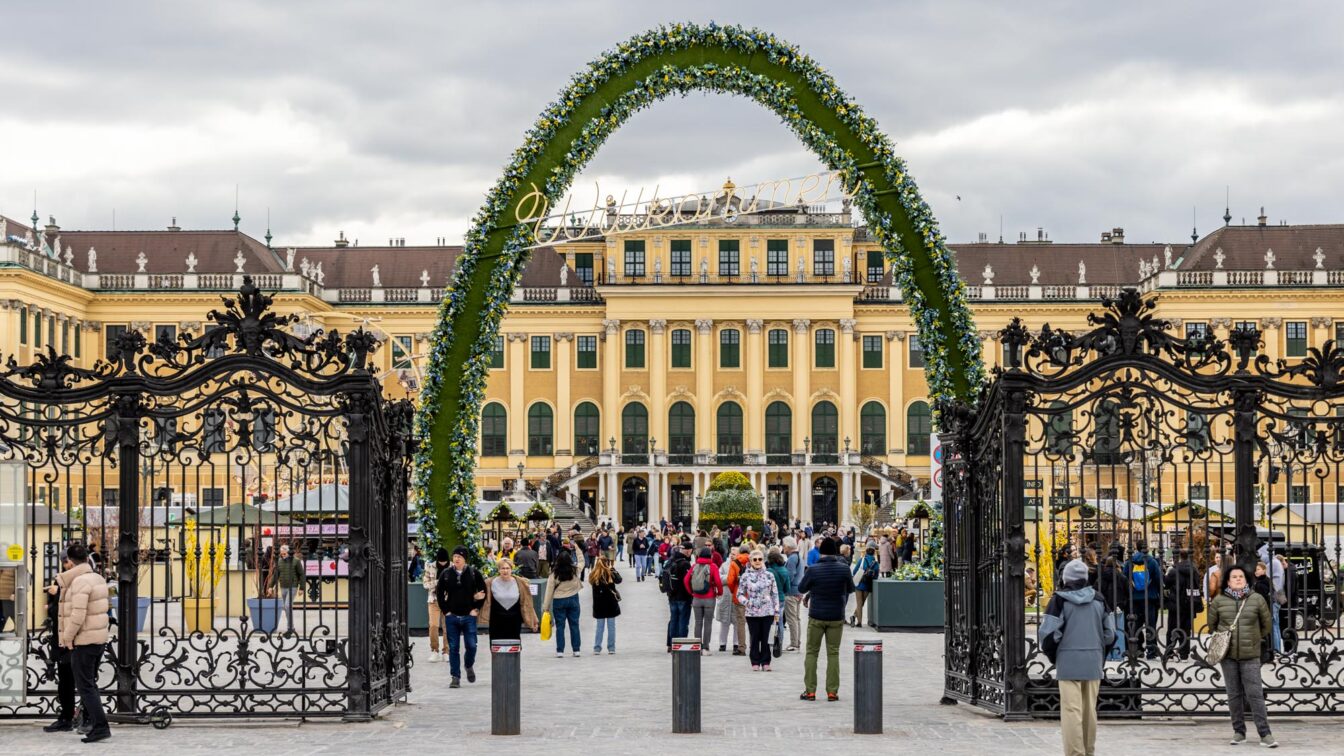 Blick auf das Osterportal beim Ostermarkt Schönbrunn in Wien