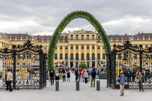 Blick auf das Osterportal beim Ostermarkt Schönbrunn in Wien