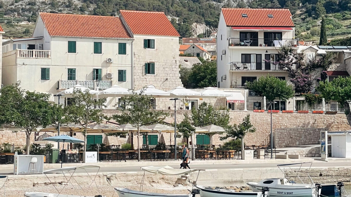 Blick auf eine kroatische Bucht.