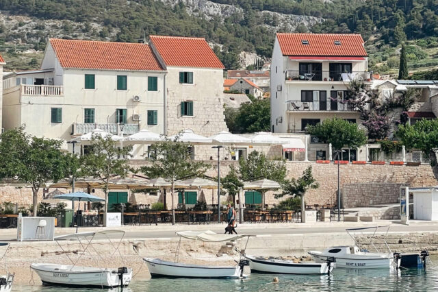 Blick auf eine kroatische Bucht.