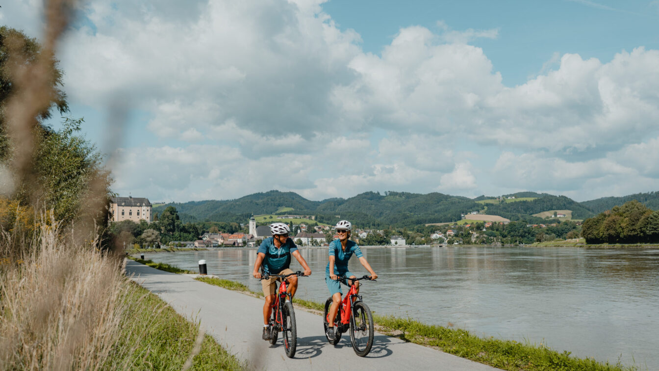 Menschen fahren mit dem Rad an der Donau (c) WGD Donau Oberösterreich Tourismus GmbH | Studio Draussen