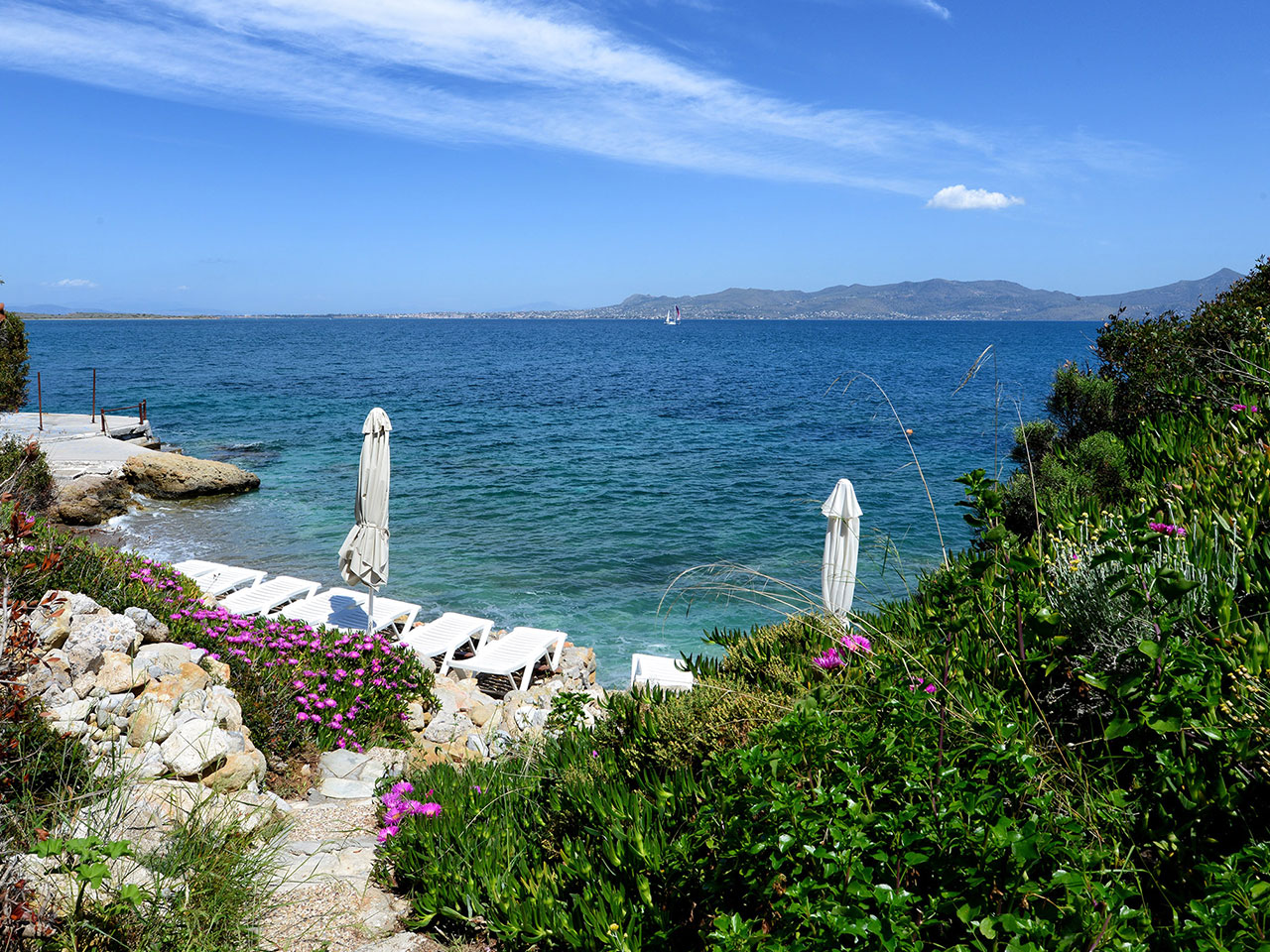 Der Strand vom Rosy's, einer nachhaltigen Unterkunft auf einer griechischen Insel.