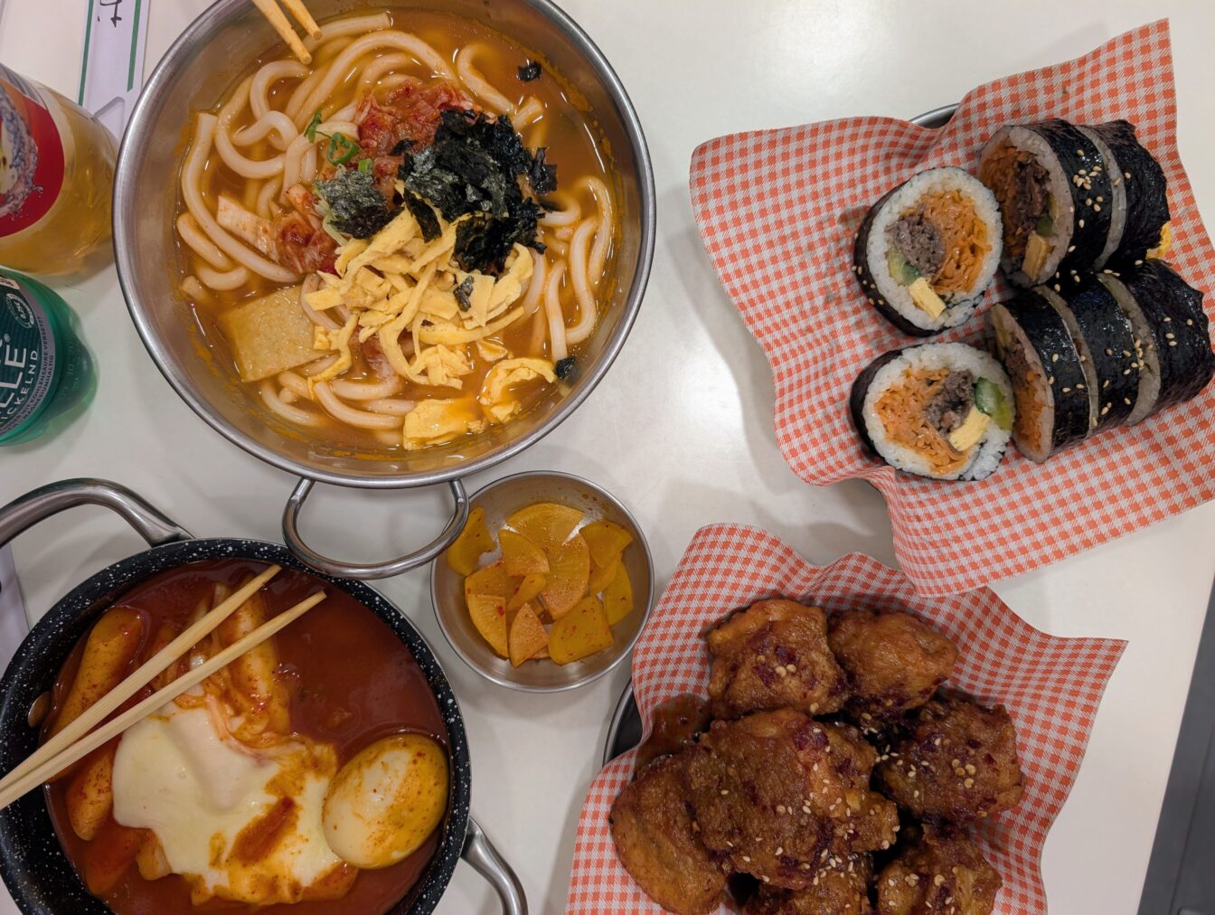 verschiedene Speisen stehen am Tisch im koreanischen Restaurant Seoulmate in Wien