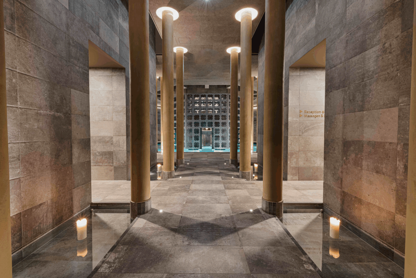 Therme Laa in Niederösterreich: Innenansicht eines Spa Bereichs mit hellen Steinen und Säulen