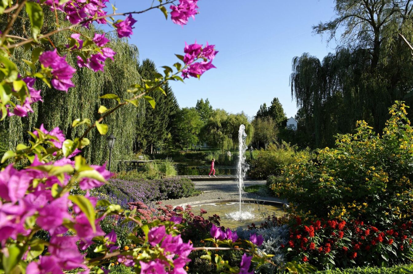 Blick auf den Springbrunnen im Kurpark Bad Waltersdorf.