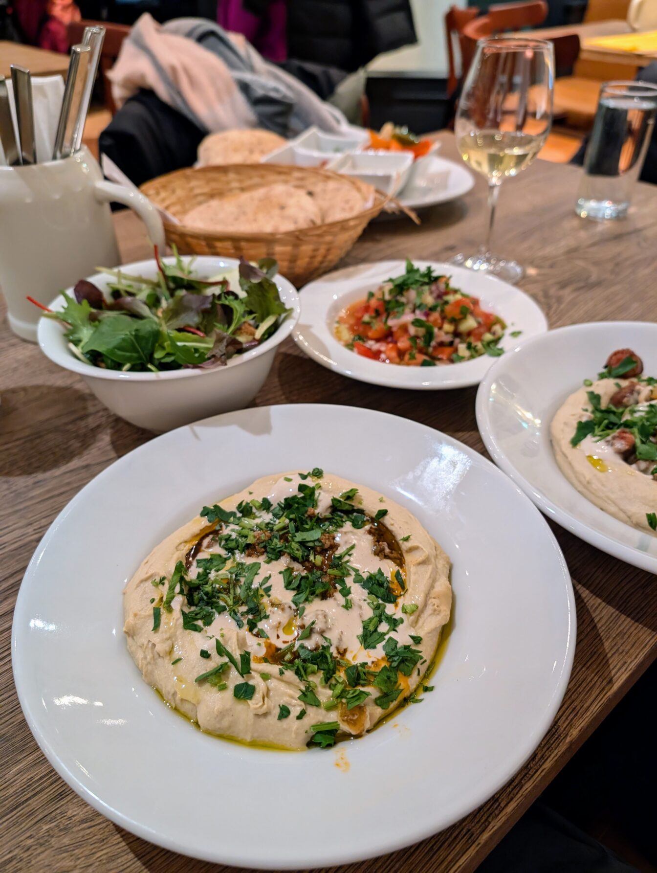 Hummus und Salate am Tisch im Restaurant The Hummus Workshop in Wien