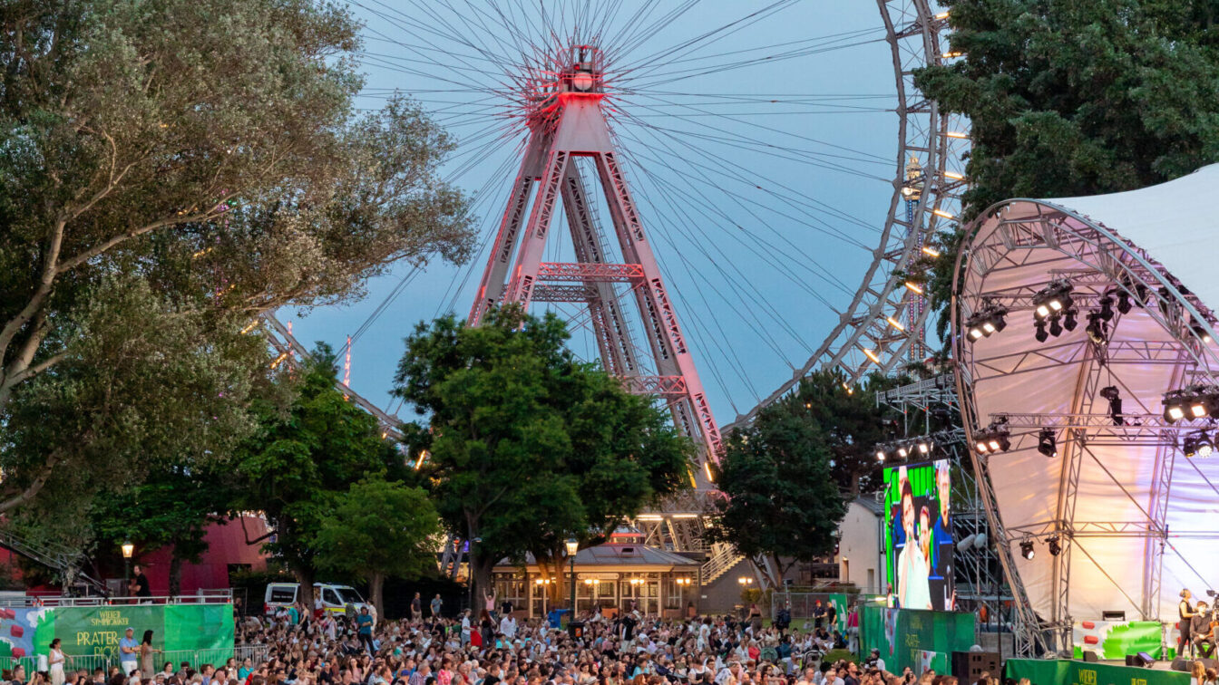 ​Der Kultursommer Wien bringt auch 2025 wieder kostenloses Kunst- und Kulturprogramm in die ganze Stadt. Von 26. Juni bis 10. August verwandeln neun Bühnen verschiedene Grätzl in Kultur-Hotspots. In diesem Jahr könnt ihr euch auf vier neue Standorte freuen. Ziel ist es, Durchgangsgebiete zu nutzen und zu Orten zu machen, an denen man länger verweilen möchte. Etwa der Schrödingerplatz im 22. Bezirk. Auch beim Nordwestbahnhof im 21. Bezirk wird es eine Bühne für lokale Künslter*innen geben. In Floridsdorf ergänzt das Festival das bestehende Kulturprogramm des Fußballvereins 1210. Auch am Waldmüllerpark in Favoriten und dem Stadtpark Atzgersdorf in Liesing wird kulturell besonders viel los sein. Das detaillierte Programm wird im Juni unter www.kultursommer.wien veröffentlicht. Also zückt schon mal den Kalender und lasst Slots für eine große Dosis Kunst und Kultur im Sommer.