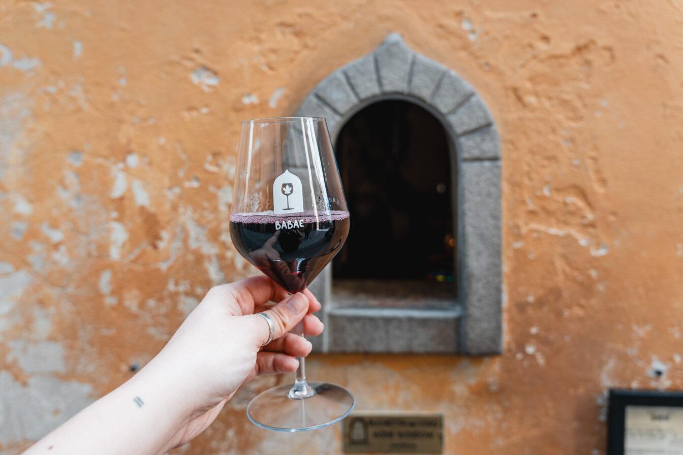 Ein Glas Lambrusco beim Wine Window von Babae in Florenz.