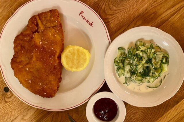 Schnitzel im Restaurant Reznicek in Wien